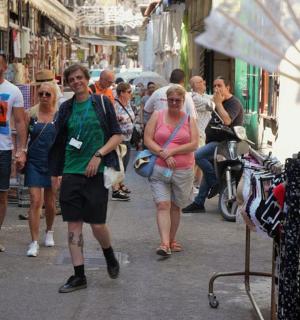 skupina lidí jdoucích po ulici