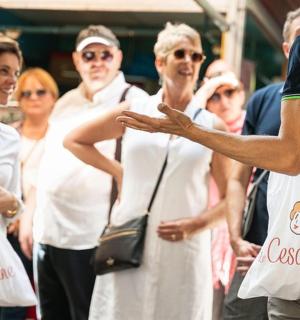 一名男子与一群带着袋子的人交谈