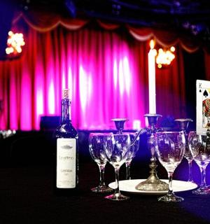 一瓶葡萄酒放在桌子上,还有酒杯