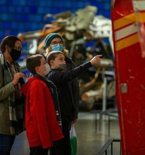 一群人站在一台机器前