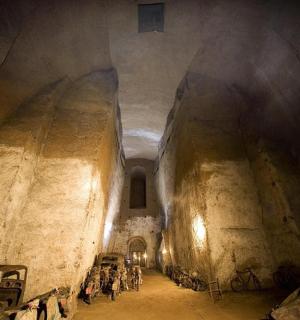 一组自行车停放在山洞里