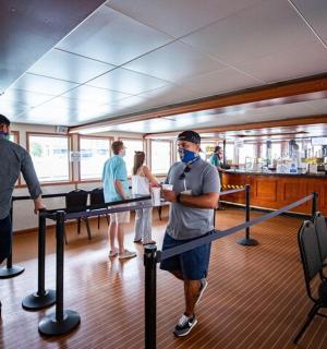 skupina lidí stojících v místnosti