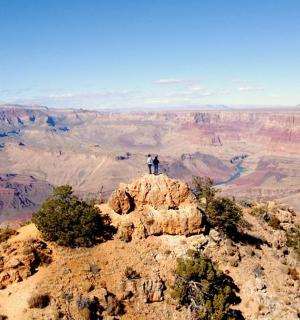 一名男子站在山顶上