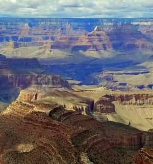 pohled na Grand Canyon z vrtulníku