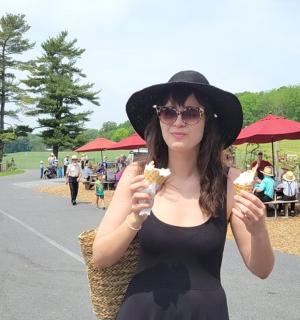 戴帽子的女人正在吃食物