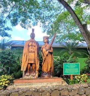 socha dvou žen stojících vedle sebe