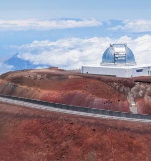 observatoř na vrcholu kopce s cestou