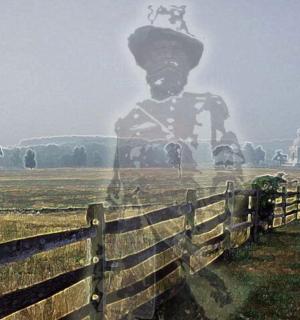 socha vojáka stojícího za plotem