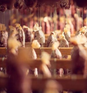 eine Gruppe von Stofftieren, die auf einem Tisch sitzen