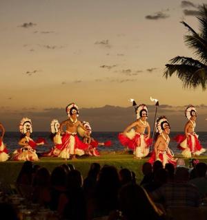 一群人在海滩上表演