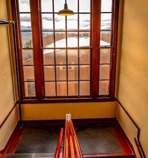 一间有窗户和长凳的空房间