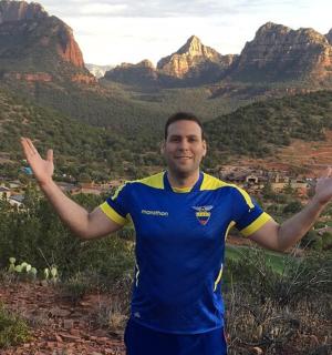 一名男子站在山顶上，举起双手