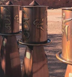 路边的一组金属鼓