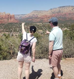 一男一女站在山顶上