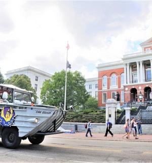 建筑物前街道上的一艘船
