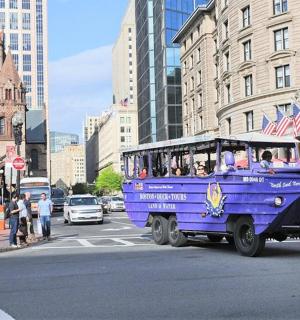 一辆蓝色有轨电车行驶在城市街道上