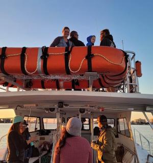 skupina lidí na vrcholu lodi