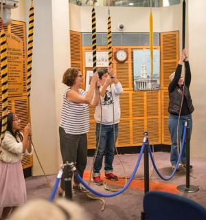 skupina lidí stojících v místnosti