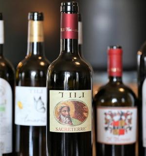 桌子上放着一组酒瓶