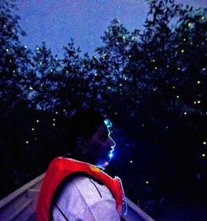 一名男子站在夜晚的黑暗中