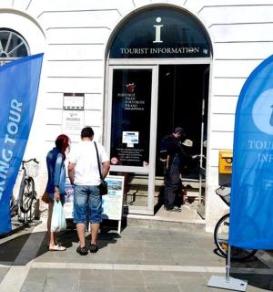 dva lidé stojící před budovou s koly