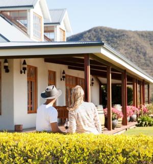 karl og kona sitja fyrir framan hús