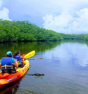 两人在河上划皮划艇