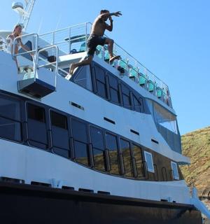 一名男子从船边跳下