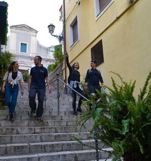 skupina lidí scházejících po schodech