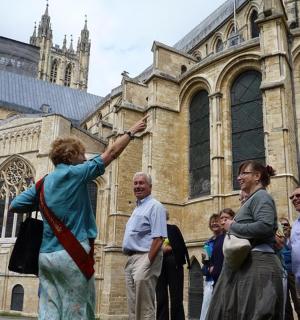 一群人站在大教堂前