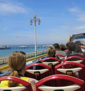 un groupe de personnes voyageant dans un bus près de l'eau