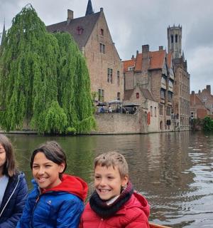 三个孩子乘船在河上