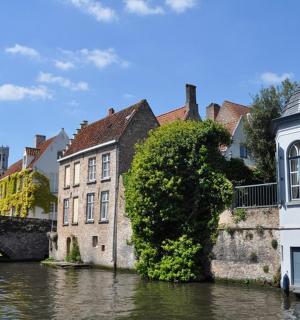 桥边水中的建筑物