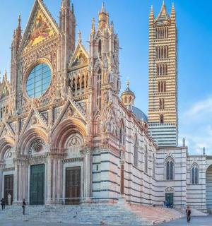 街道上一座有两座高塔的大教堂