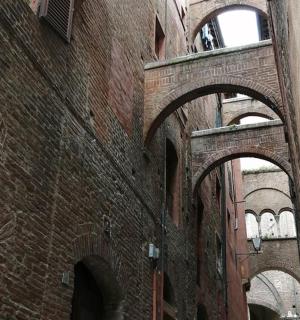 一座侧面有拱门的旧砖建筑