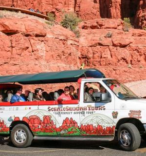 一群人乘坐一辆卡车