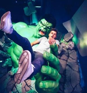 一名男子躺在绿巨人服装前