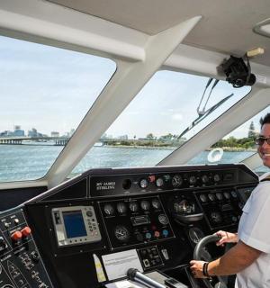 muž sedí v kokpitu lodi