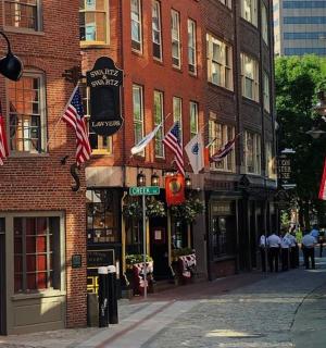 ulice s americkými vlajkami na cihlové budově