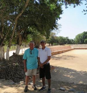 два мушкарца стоје један поред другог испод дрвећа