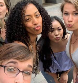 一群女人正在摆姿势拍照