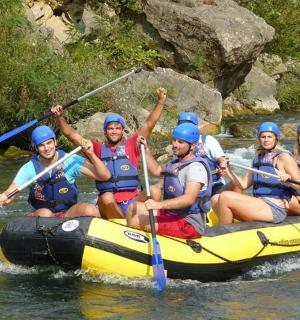 一群人在河上的木筏上