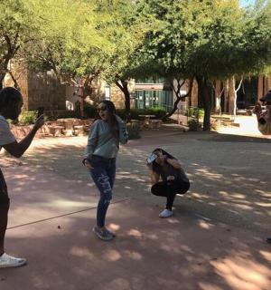 skupina lidí stojících na chodníku