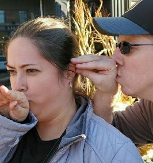 一男一女在他们耳边低语