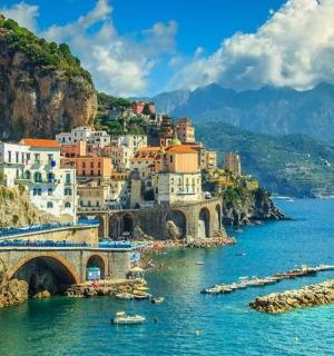 阿马尔菲海岸的桥梁和建筑物景观