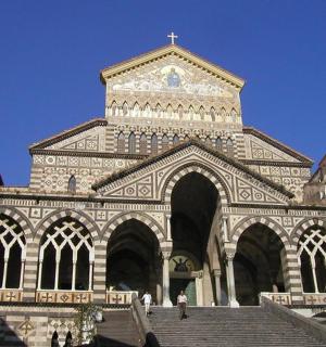 一座顶部有十字架的大楼