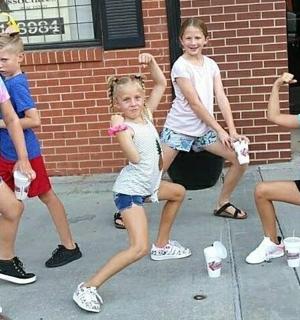 skupina mladých dívek pózujících pro fotografii