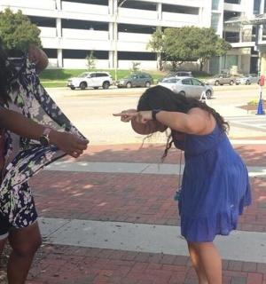 两名女子并肩站在街上