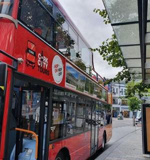 sarkans divstāvu autobuss, kas novietots autobusu pieturā