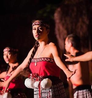 一群穿着红裙子的女人在表演